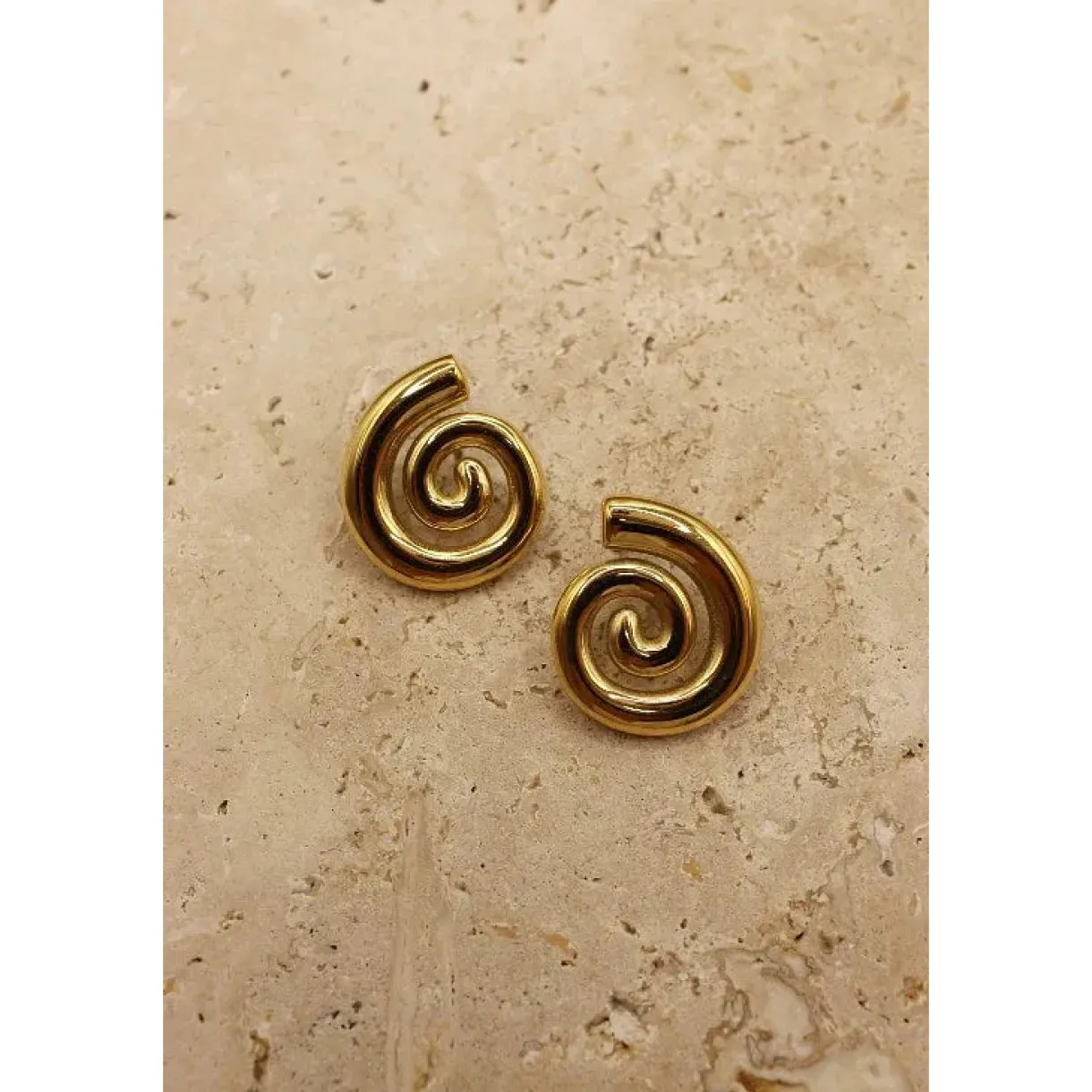 alma_earrings__gold_0.webp Hot Love From Lilou Alma Earrings - Gold
