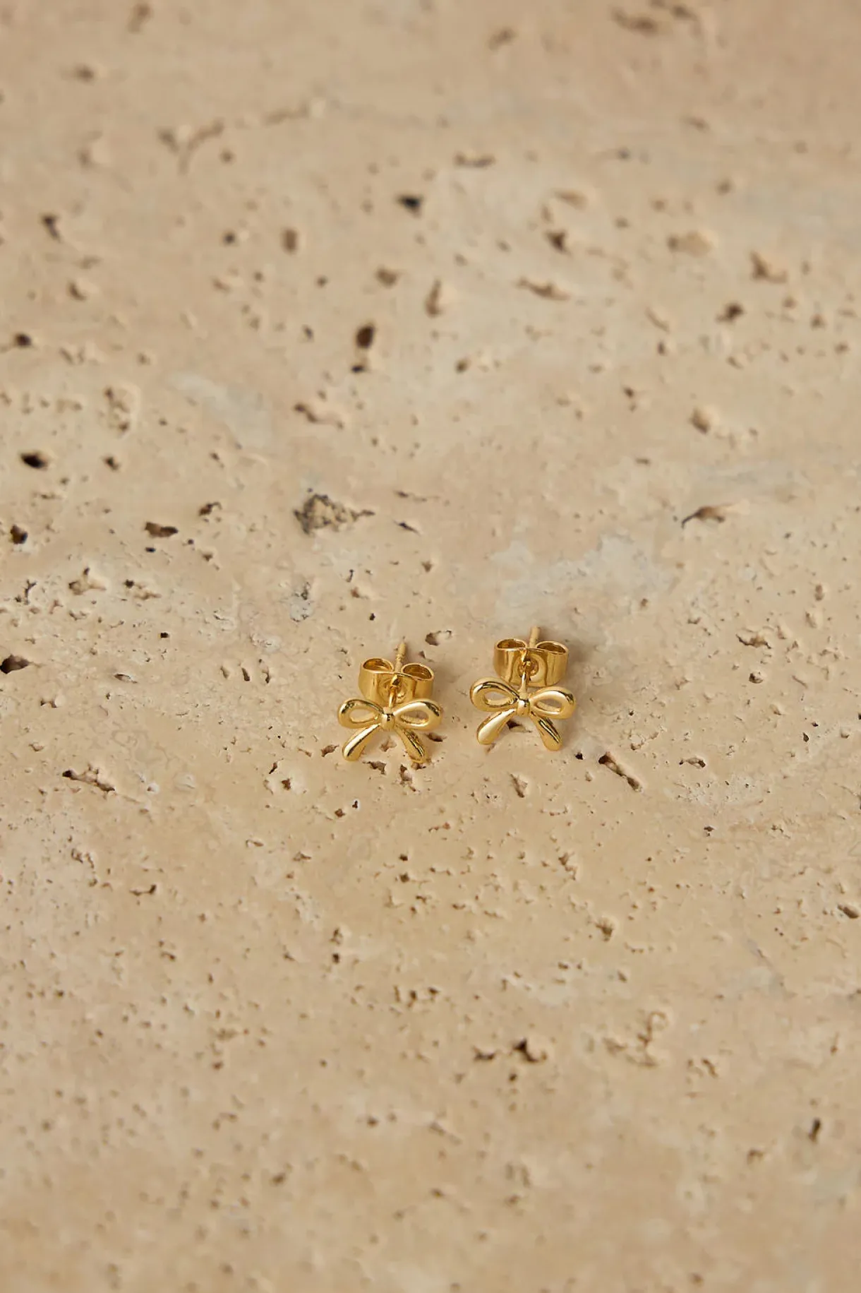 ribbon_stud_earrings__gol_0.webp Sale Love From Lilou Ribbon Stud Earrings - Gold