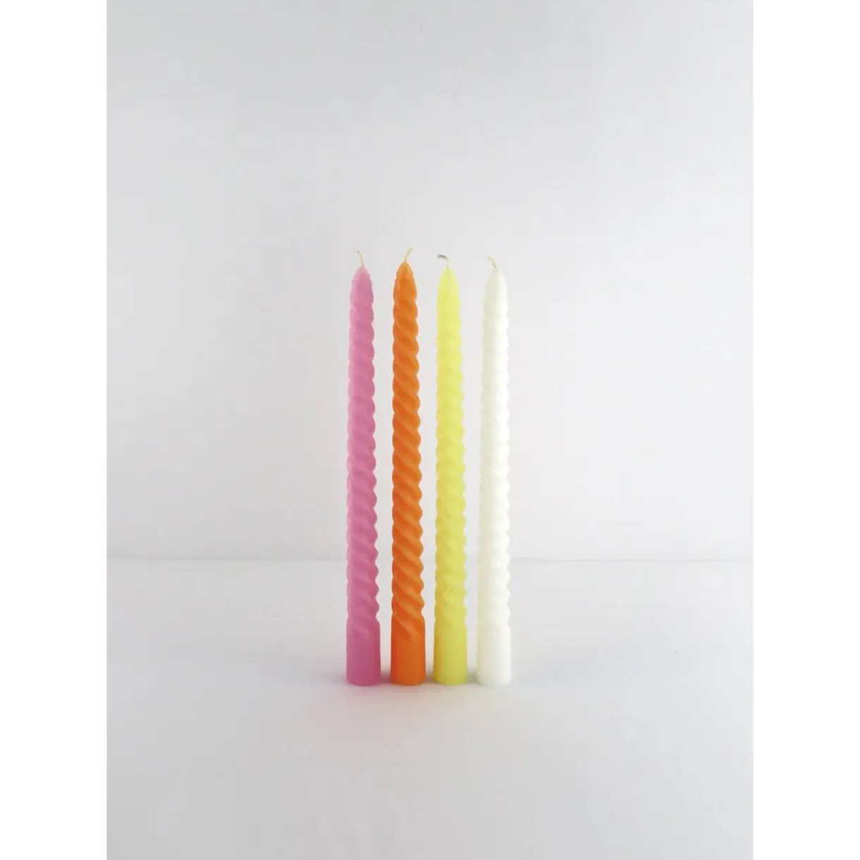 twisted_candles__multicol_1.webp Outlet Bondi Scent Twisted Candles - Multicolour