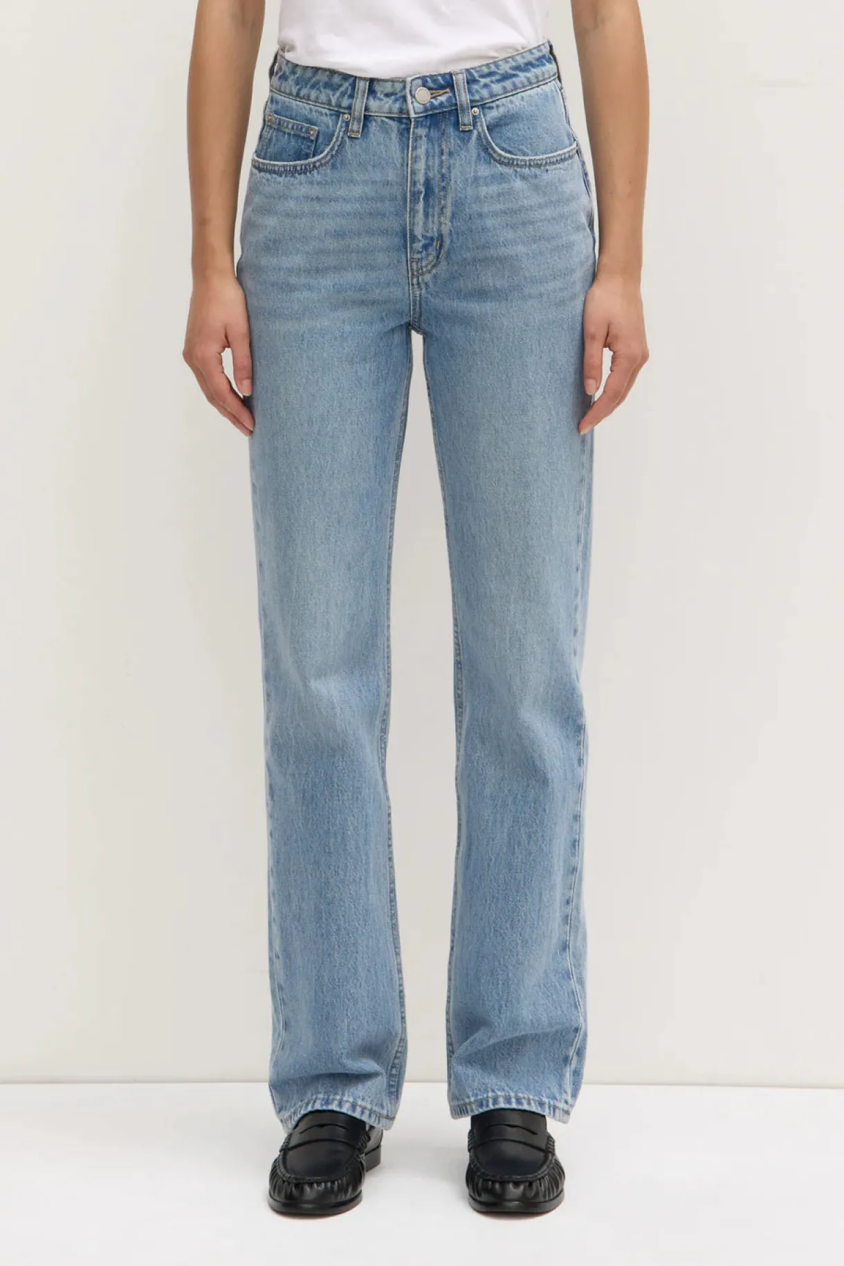 womens_classic_straight_l_1.webp Outlet Assembly Label Womens Classic Straight Leg Jean - Indigo Fade